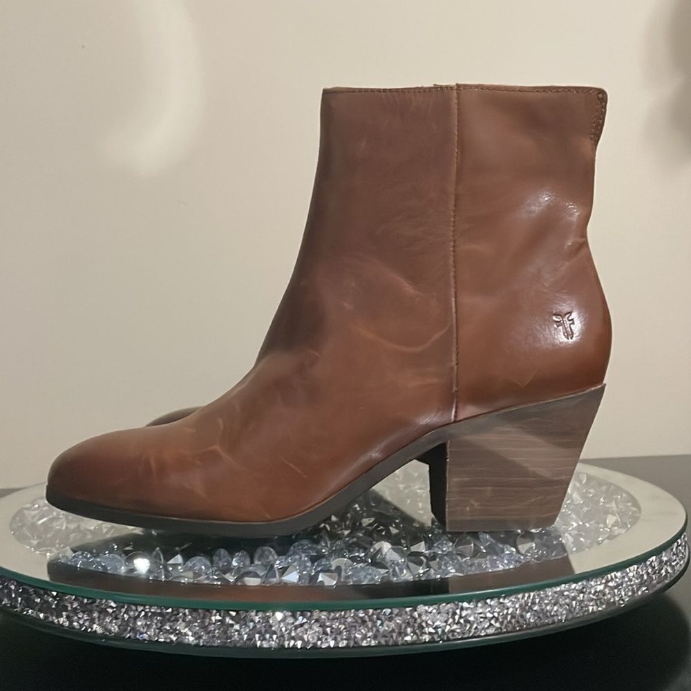 New with tags FRYE brown cognac genuine leather western country ankle booties - Picture 1 of 12